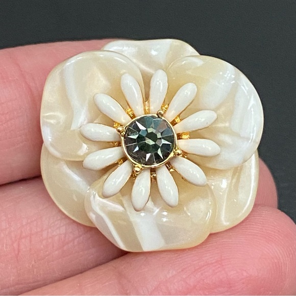 Unsigned Ivory Cream Swirl Resin CZ Center Flower Earrings - Picture 11 of 13